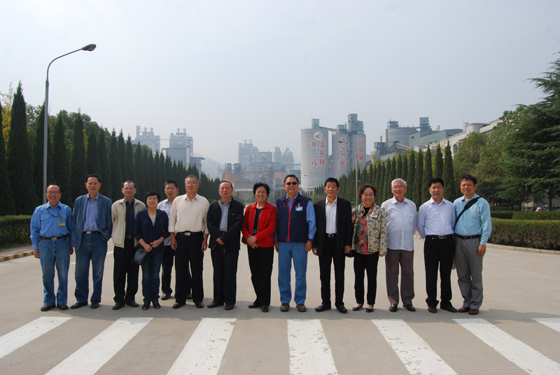 On 26 October 2012, a 16-people delegation led by councillors of the Jiangxi Government paid an inspection tour of the Company and was received by Wu Chung-lih, chief executive officer of Asia Cement (China) Holdings Corporation. Photos had been taken to capture moments of the event.